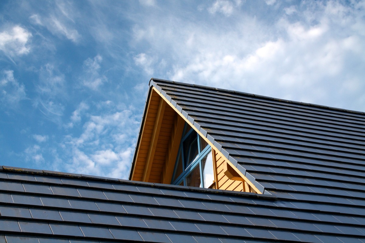 写真：屋根の耐久性を上げる葺き替え工事