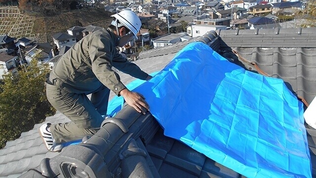 瓦屋根にブルーシートを使った養生の雨漏り応急処置