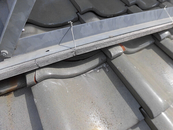 温水器設置周囲の屋根瓦の破損の有無